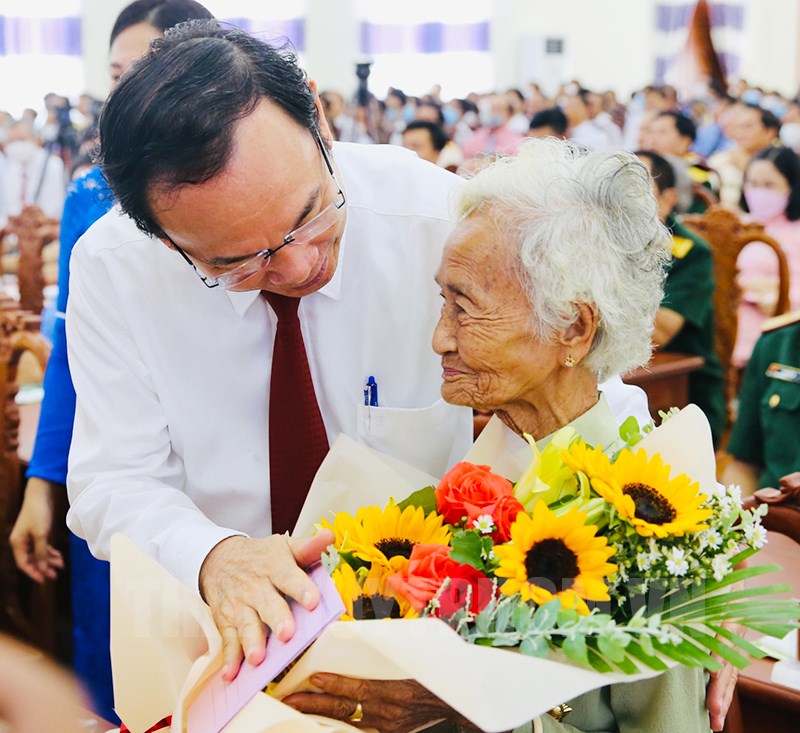 Bí thư Thành ủy TPHCM Nguyễn Văn Nên trao tặng hoa và quà cho Mẹ Việt Nam anh hùng Kiều Thị Nông.